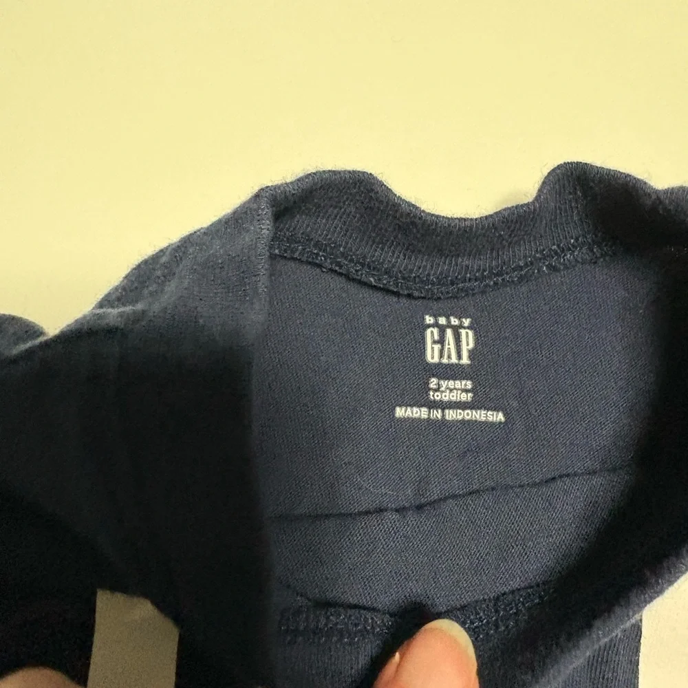 Gap cotton Kid tee in navy and Jumping bean Jean shorts 2t
